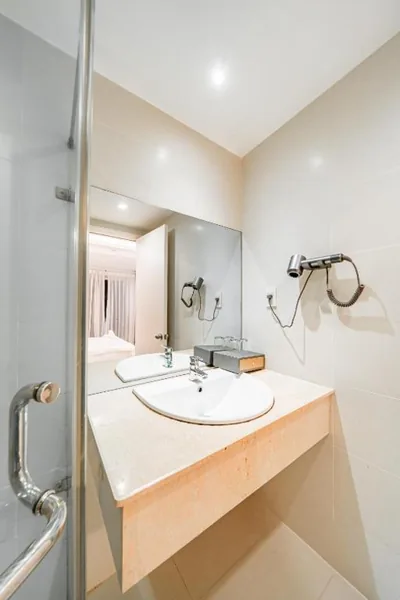Doppelzimmer mit Balkon — Royal Crown Hotel Near SECC - Phu My Hung